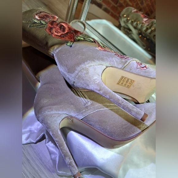 Gorgous VICTORIAN STYLE BOOTS - Picture 2 of 6